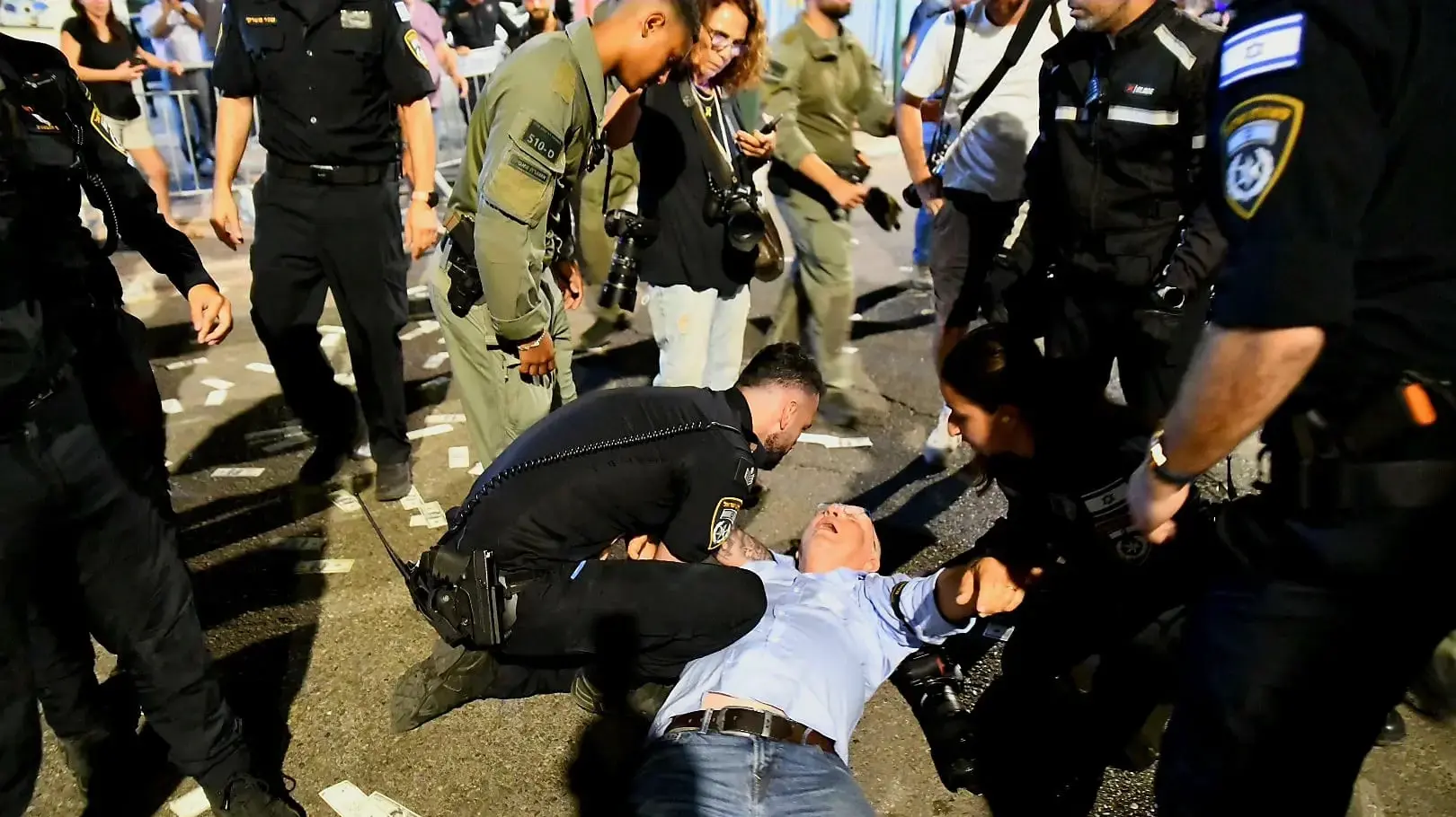 ראובן קסטרו, צלם וואלה, הותקף בזמן אירוע הרמת כוסית של הליכוד, פתח תקווה, 13 בספטמבר 2025