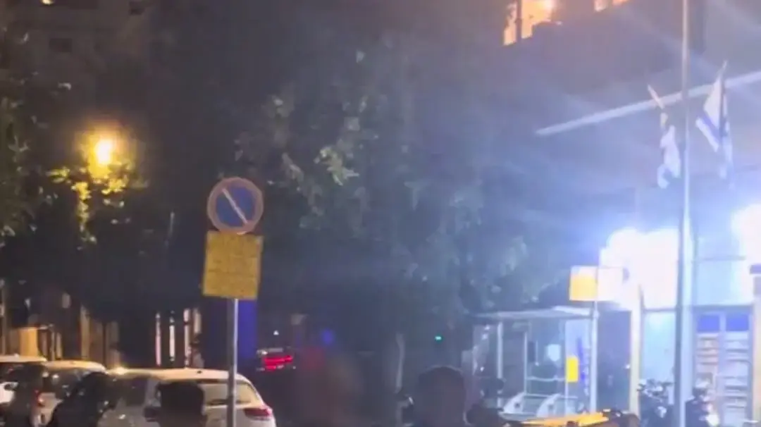 שוטרי מרחב ירקון עצרו בסוף השבוע חשוד שהסתתר בדירת מסתור, לאחר שעל פי החשד ניסה לדרוס שוטר תנועה במחסום משטרתי כשנתבקש לעצור לבדיקה בגין עבירות תנועה חמורות שוטרי מרחב ירקון עצרו בסוף השבוע חשוד שהסתתר בדירת מסתור, לאחר שעל פי החשד ניסה לדרוס שוטר תנועה במחסום משטרתי כשנתבקש לעצור לבדיקה בגין עבירות תנועה חמורות