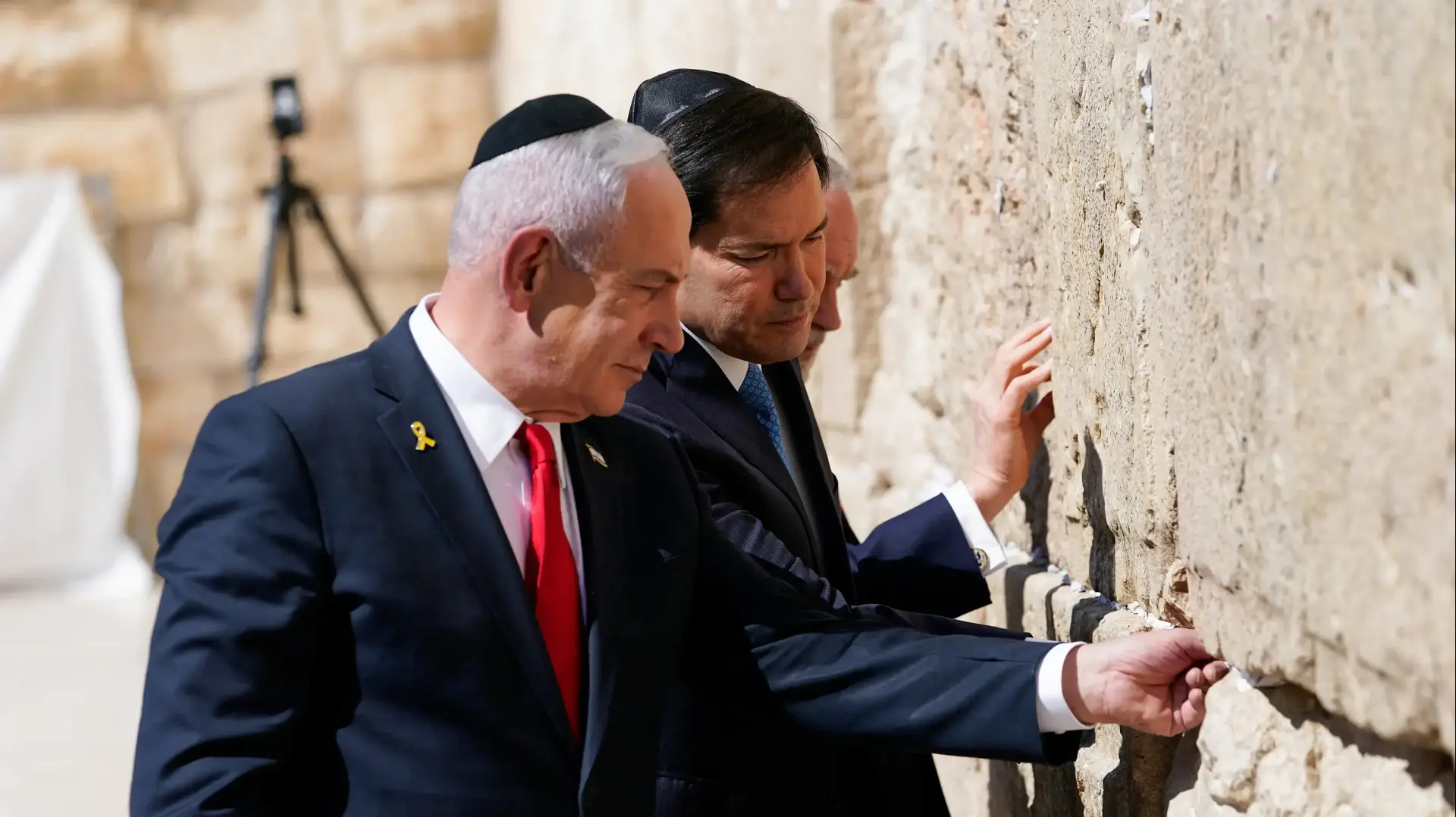 ראש הממשלה בנימין נתניהו ומזכיר המדינה ארה"ב מרקו רוביו בביקור בכותל, ירושלים, 14 בספטמבר 2025 ראש הממשלה בנימין נתניהו ומזכיר המדינה ארה"ב מרקו רוביו בביקור בכותל, ירושלים, 14 בספטמבר 2025
