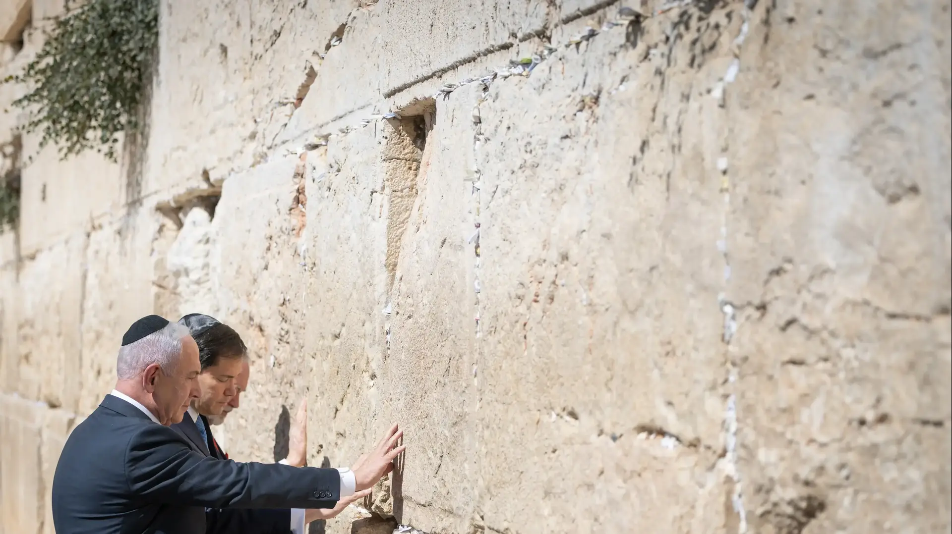 ראש הממשלה בנימין נתניהו ומזכיר המדינה ארה"ב מרקו רוביו בביקור בכותל, ירושלים, 14 בספטמבר 2025 ראש הממשלה בנימין נתניהו ומזכיר המדינה ארה"ב מרקו רוביו בביקור בכותל, ירושלים, 14 בספטמבר 2025