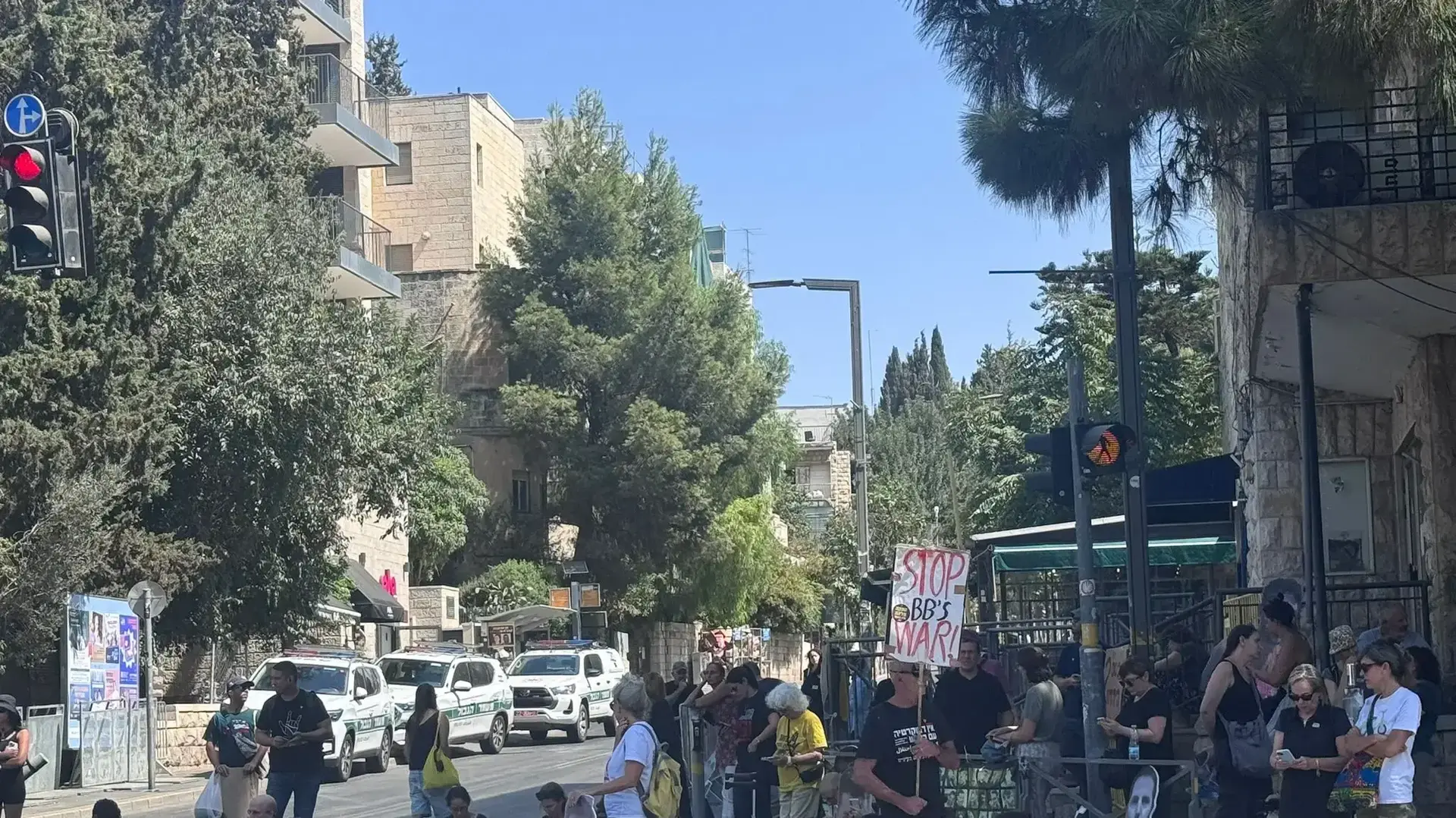 משפחות החטופים בהפגנה סמוך למשכן רה"מ נתניהו, 16 בספטמבר 2025 משפחות החטופים בהפגנה סמוך למשכן רה"מ נתניהו, 16 בספטמבר 2025