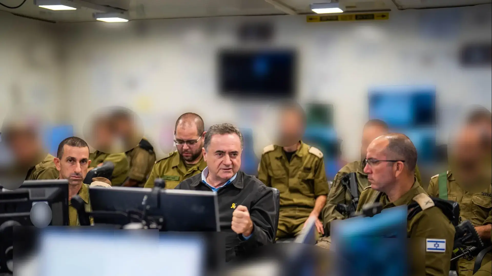 שר הביטחון ישראל כ"ץ ביקר באוגדה 162 עם מפקד האוגדה, תא"ל שגיב דהן, רמ"ט פיקוד דרום, תא"ל ארז אלקבץ, 16 בספטמבר 2025 שר הביטחון ישראל כ"ץ ביקר באוגדה 162 עם מפקד האוגדה, תא"ל שגיב דהן, רמ"ט פיקוד דרום, תא"ל ארז אלקבץ, 16 בספטמבר 2025