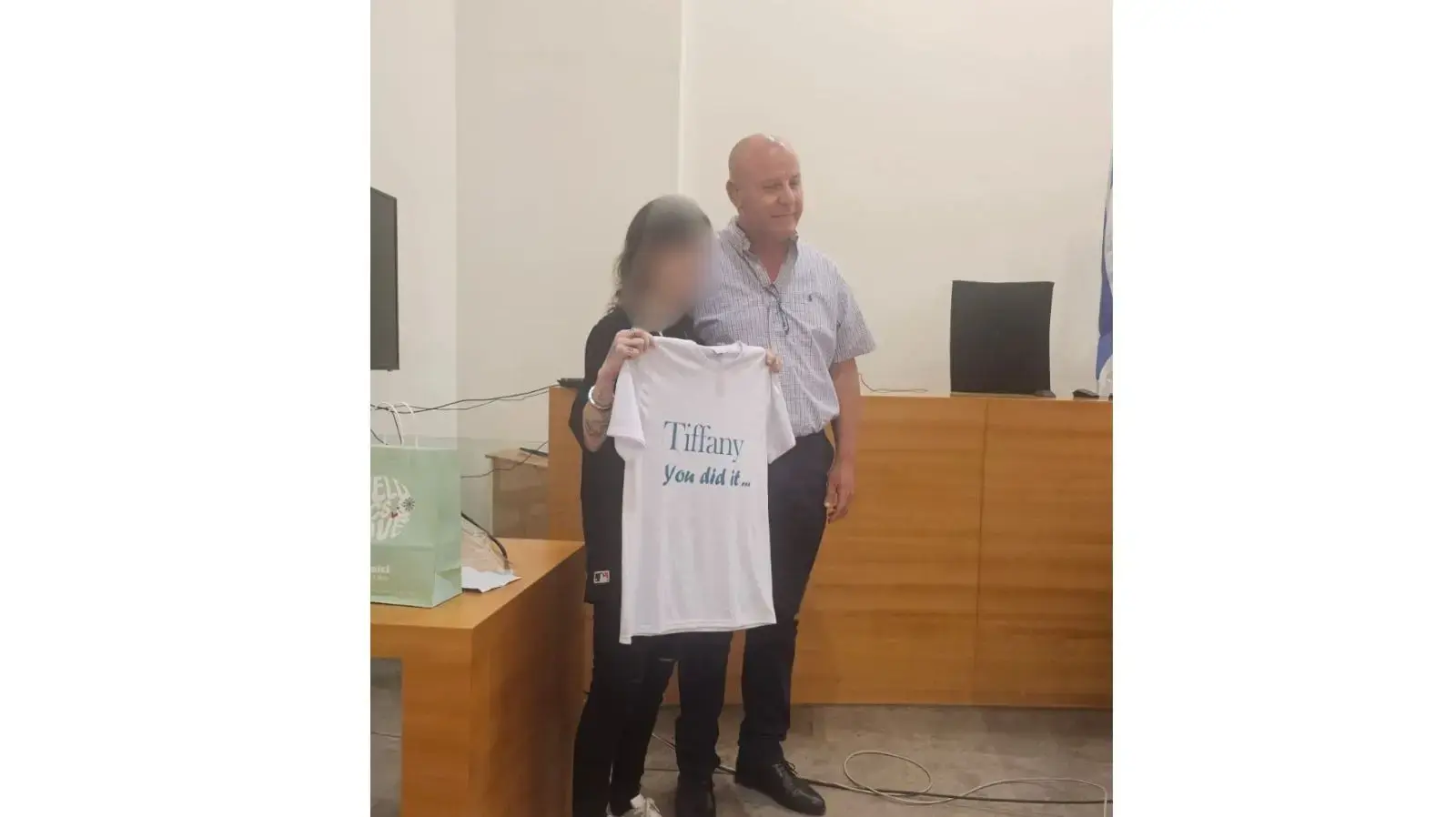 השופט נעמן אדרי עם החולצה שהביא לטיפאני השופט נעמן אדרי עם החולצה שהביא לטיפאני