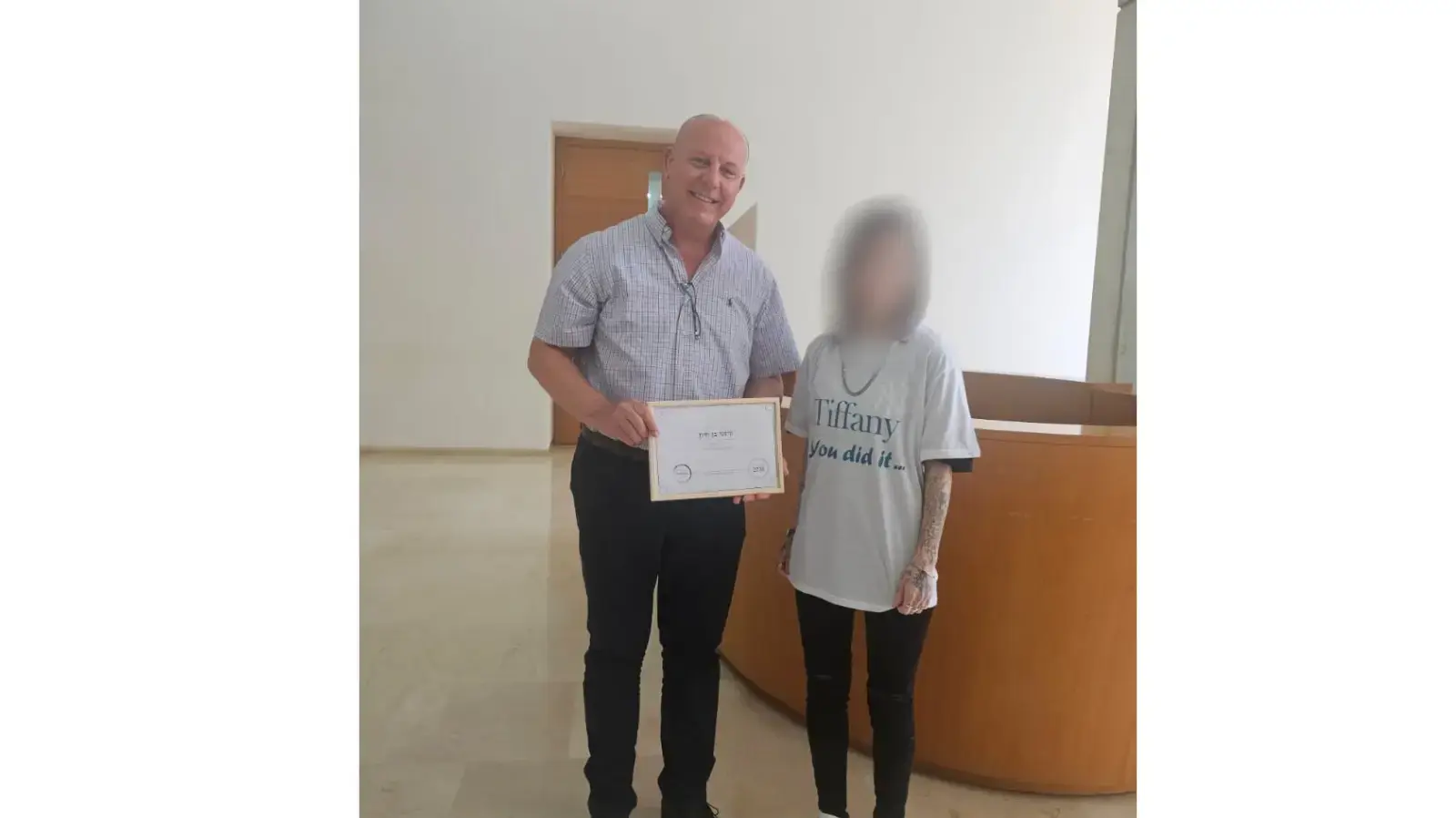 השופט נעמן אדרי עם החולצה שהביא לטיפאני