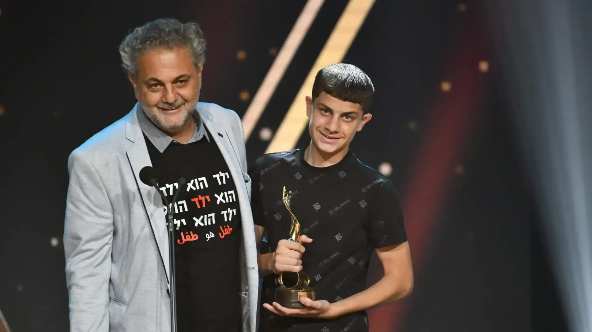 מוחמד גזאווי (מימין) עם המפיק באהר אגבריה, טקס פרסי אופיר, 16 בספטמבר 2025 מוחמד גזאווי (מימין) עם המפיק באהר אגבריה, טקס פרסי אופיר, 16 בספטמבר 2025