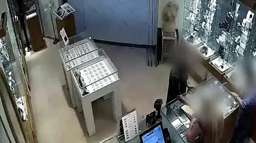 כך פעל גנב התכשיטים הסדרתי בקניוני מרכז הארץ - מצלמות האבטחה תיעדו הכול