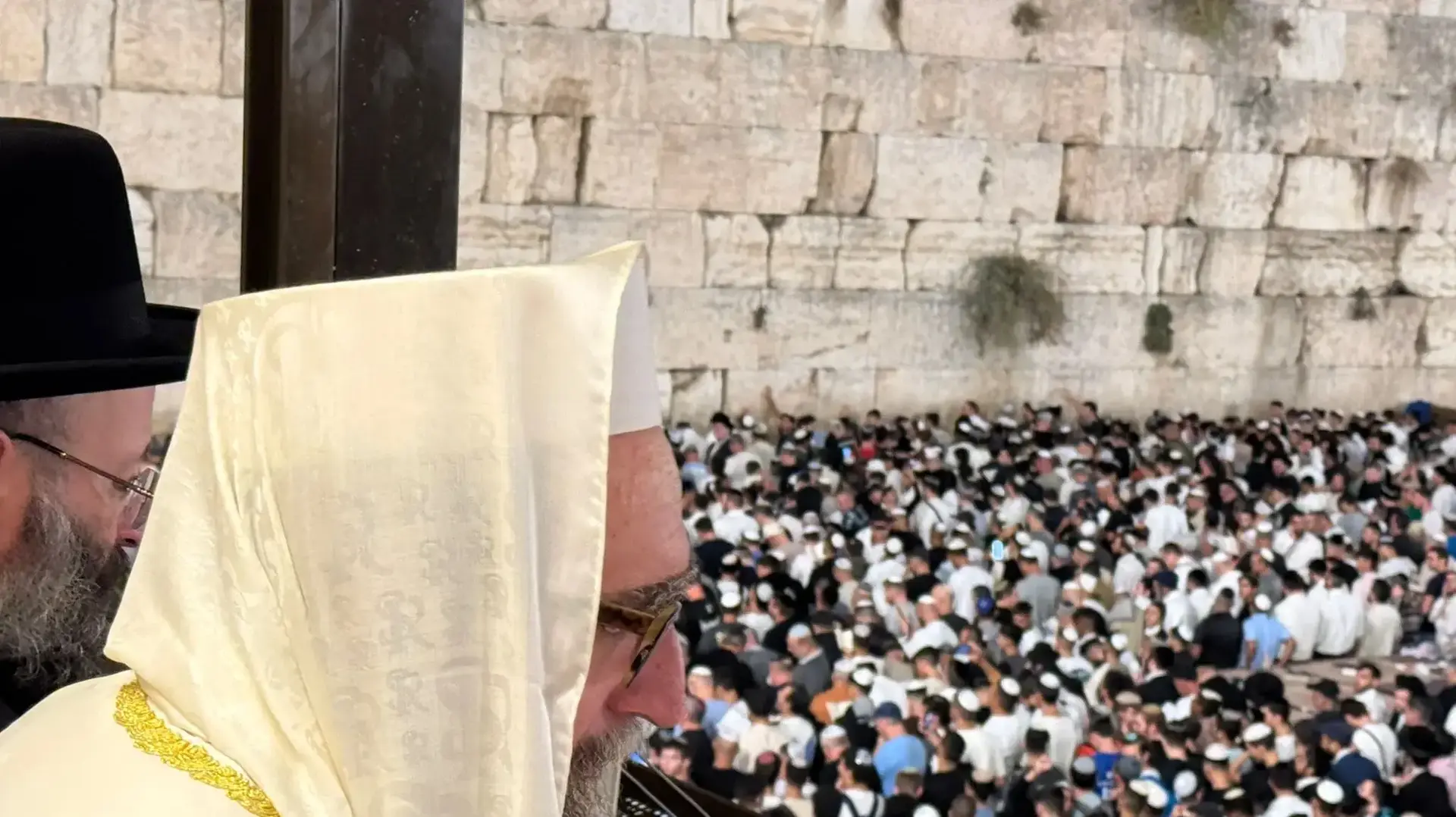 הרב פינטו באמירת סליחות בכותל הרב פינטו באמירת סליחות בכותל