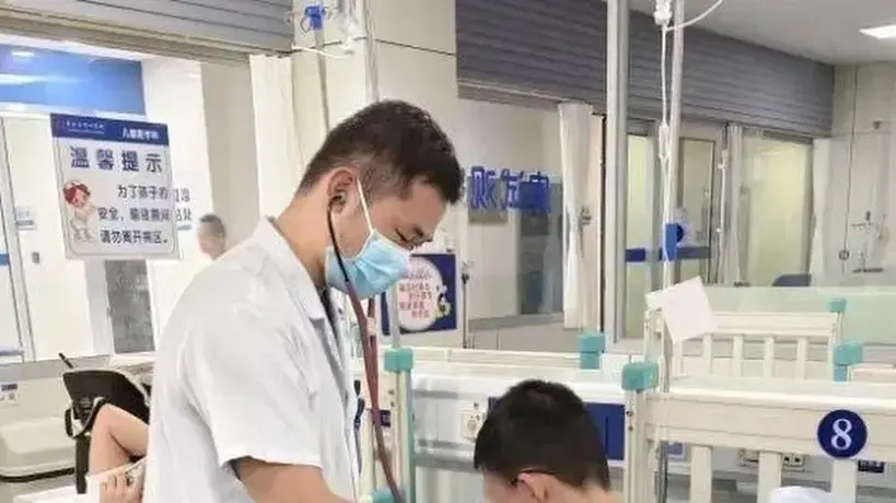 הילד שהוריו הכריחו אותו ללמוד ללא הפסקה נבדק בבית החולים הילד שהוריו הכריחו אותו ללמוד ללא הפסקה נבדק בבית החולים