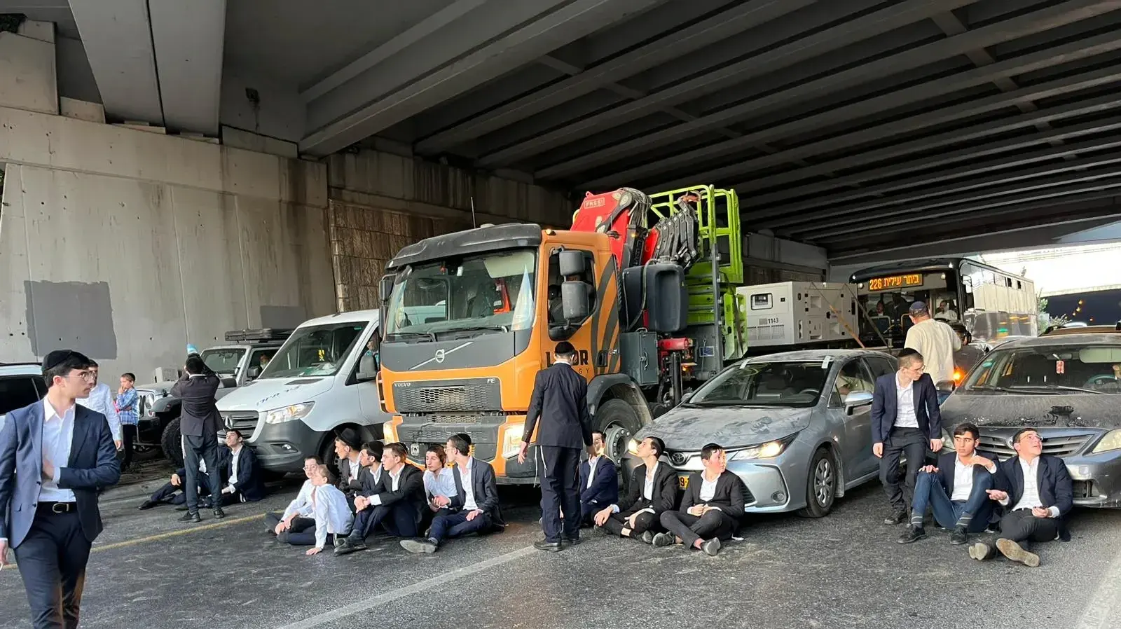 הפגנות הפלג הירושלמי בגשר המיתרים הפגנות הפלג הירושלמי בגשר המיתרים