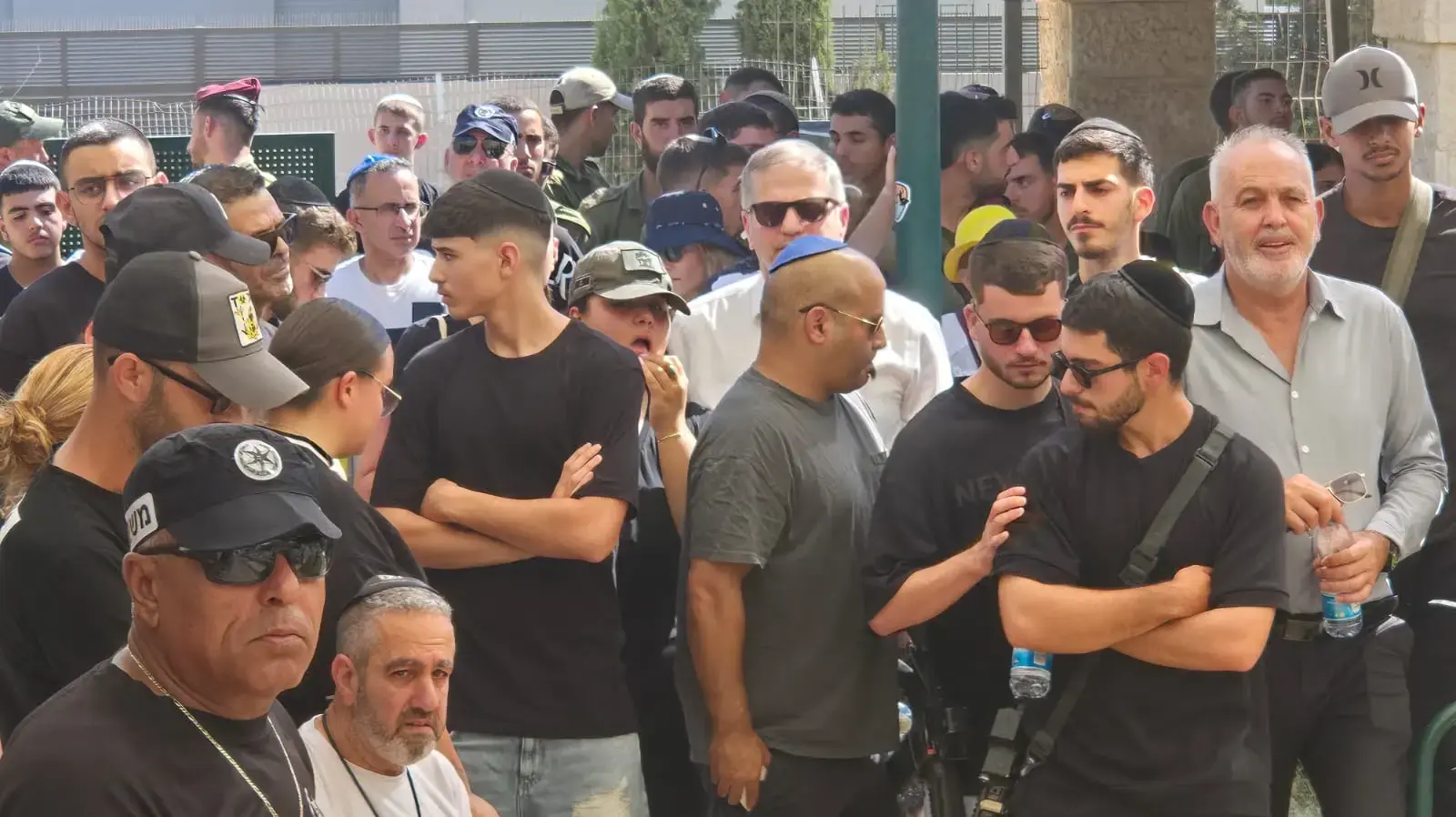 הלוויתו של סגן רון אריאלי בבית העלמין בחדרה
19בספטמבר 2025 הלוויתו של סגן רון אריאלי בבית העלמין בחדרה
19בספטמבר 2025