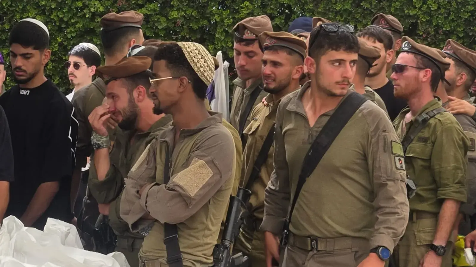 הלוויתו של סגן רון אריאלי בבית העלמין בחדרה
19בספטמבר 2025 הלוויתו של סגן רון אריאלי בבית העלמין בחדרה
19בספטמבר 2025