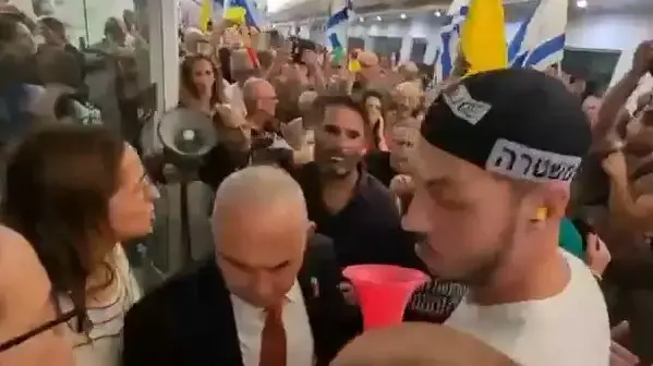 מוחים בהרמת כוסית של סניף הליכוד בכפר סבא, 20 בספטמבר 2025