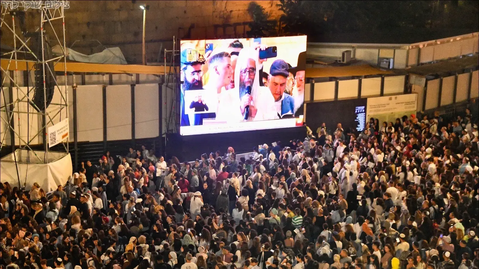 הרב פינטו על מסך מול רבבות בסיום הזוהר העולמי בכותל הרב פינטו על מסך מול רבבות בסיום הזוהר העולמי בכותל