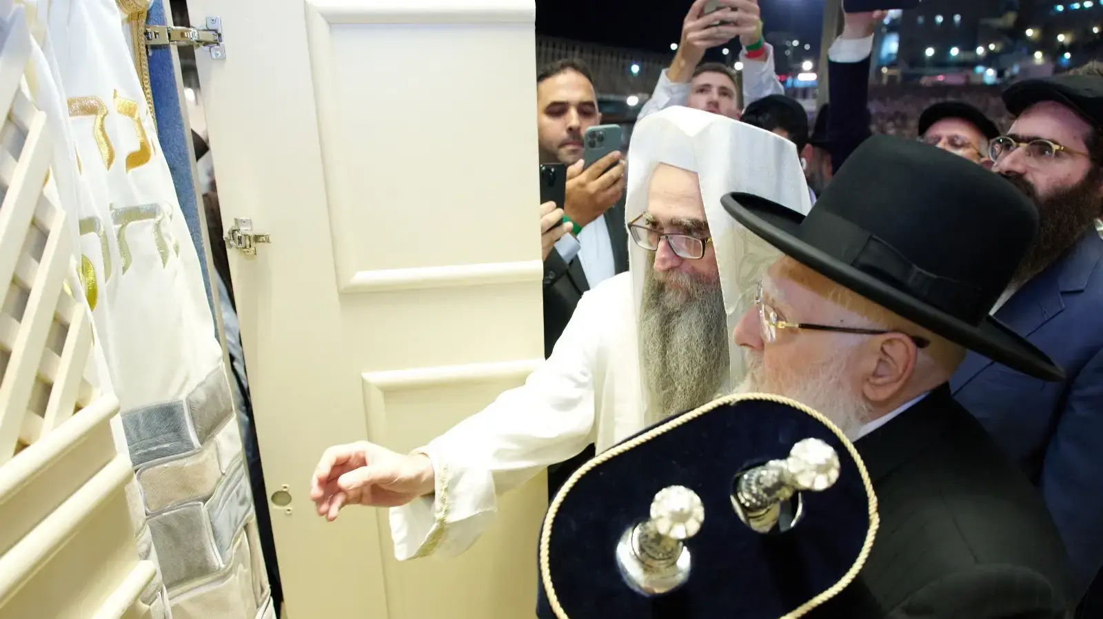 הרב פינטו עם ספר תורה בסיום הזוהר העולמי הרב פינטו עם ספר תורה בסיום הזוהר העולמי