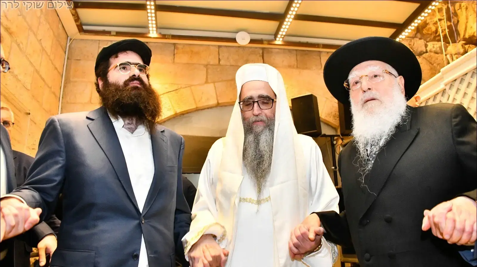 הרב פינטו ובנו הרב יואל סיום הזוהר העולמי בכותל הרב פינטו ובנו הרב יואל סיום הזוהר העולמי בכותל