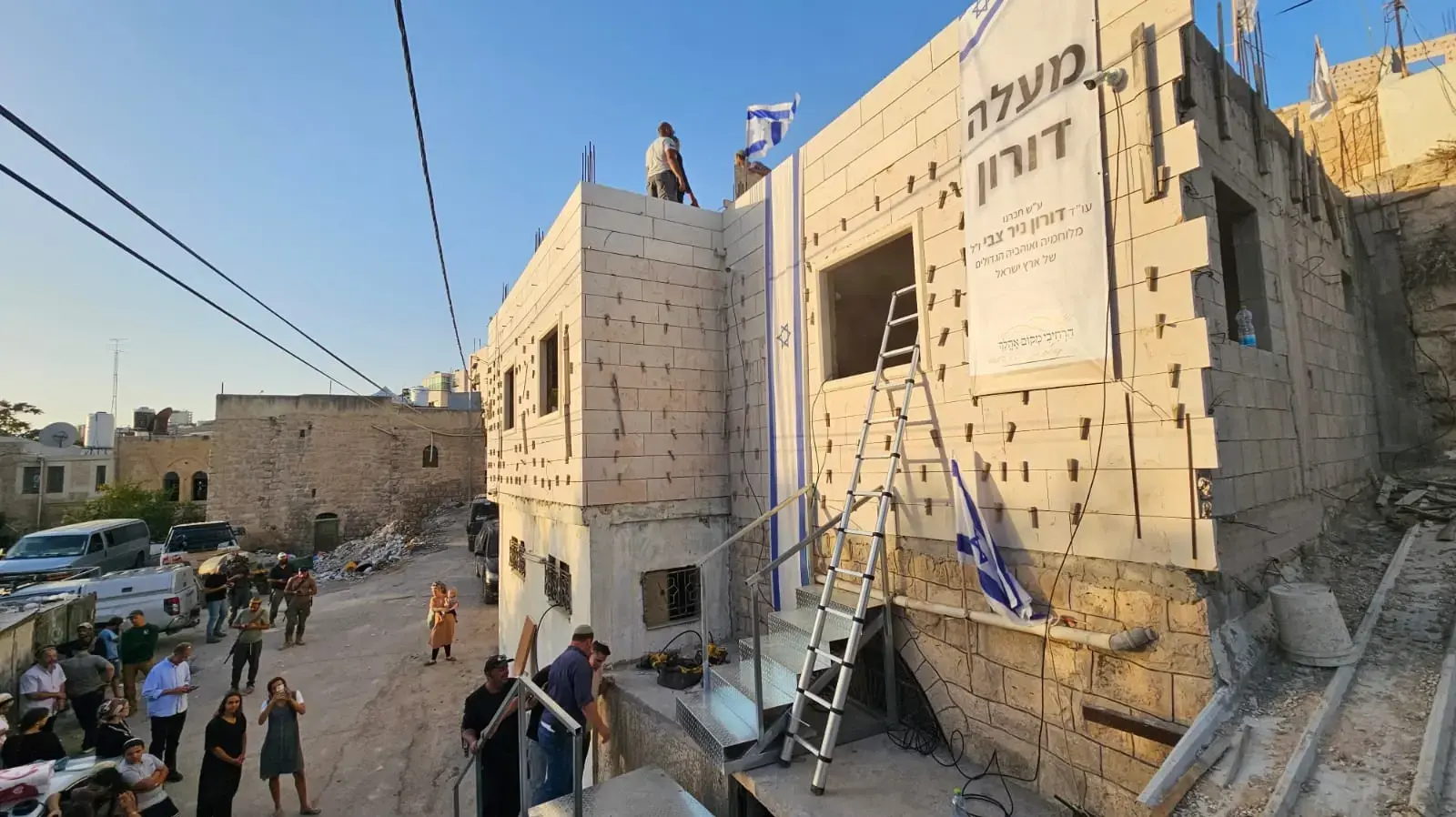 בית יהודי חדש מאחורי מערת המכפלה, בעיר חברון