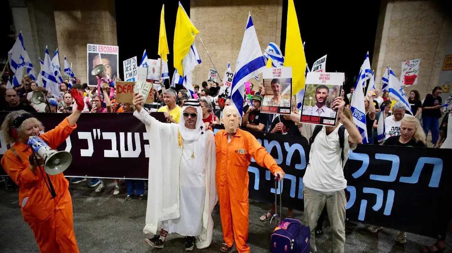 לקראת טיסת נתניהו לארה״ב - מפגינים ראשונים מתאספים בנתב״ג - במחאה על מינוי זיני, המשך המלחמה והפקרת החטופים. 24 בספטמבר 2025 לקראת טיסת נתניהו לארה״ב - מפגינים ראשונים מתאספים בנתב״ג - במחאה על מינוי זיני, המשך המלחמה והפקרת החטופים. 24 בספטמבר 2025