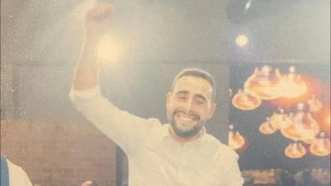 שחר בוזגלו על כתפיו של אומרי בן משה שחר בוזגלו על כתפיו של אומרי בן משה