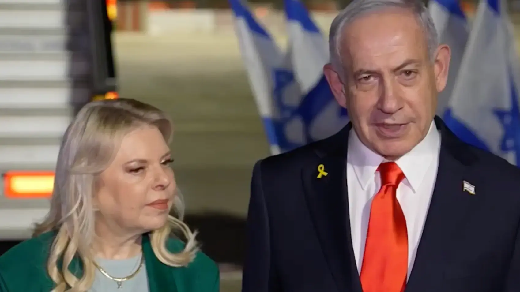 ראש הממשלה בנימין נתניהו ורעייתו שרה לפני המראתם לביקור המדיני בארה״ב, 25 בספטמבר 2025 ראש הממשלה בנימין נתניהו ורעייתו שרה לפני המראתם לביקור המדיני בארה״ב, 25 בספטמבר 2025