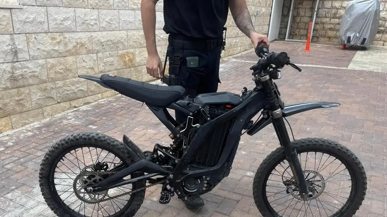 אופניים חשמליים למירוצי שטח סורון שנתפסו בידי רוכב בכביש