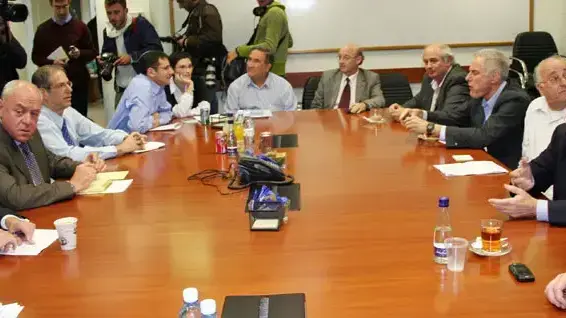 שר האוצר רוני בראון ובכירי המשרד בפגישה עם ראשי האונברסיטאות