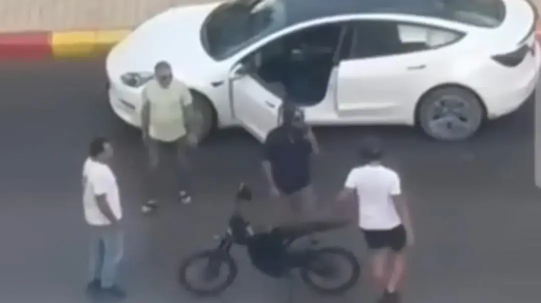 נהג רכב טסלה לבן תקף עוברי אורח על המדרכה בהוד השרון תוך שהוא צועק ומשתולל.