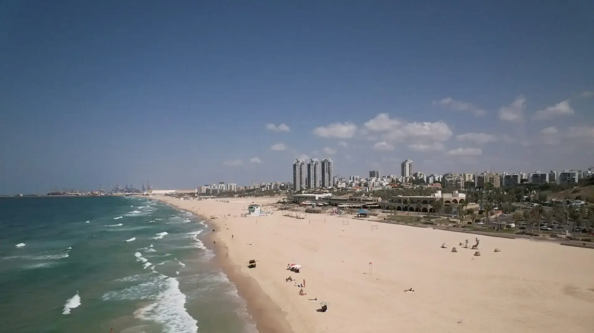 חופי אשדוד במהלך חיפוש אחר כריש שנצפה במים

26 בספטמבר 2025