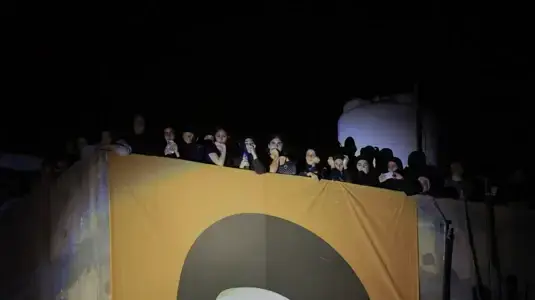 כרזה של נסראללה שהוצבה על אחד הבניינים בדאחייה של ביירות במהלך טקס שהתקיים אמש (שישי) סמוך למקום בו חוסל לציון שנה לחיסול.26.9.25 כרזה של נסראללה שהוצבה על אחד הבניינים בדאחייה של ביירות במהלך טקס שהתקיים אמש (שישי) סמוך למקום בו חוסל לציון שנה לחיסול.26.9.25