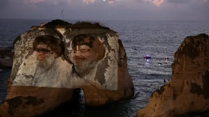 הארת תמונותיהם של חסן נסראללה והאשם ספי א-דין על 'מצוק היונים' מול חוף הים של ביירות. 26.9.25 הארת תמונותיהם של חסן נסראללה והאשם ספי א-דין על 'מצוק היונים' מול חוף הים של ביירות. 26.9.25