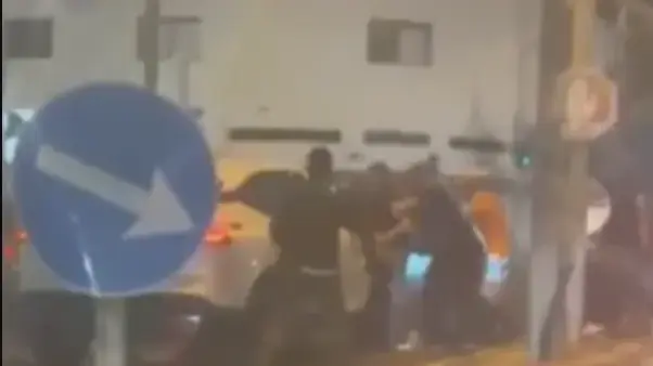 פעילי ימין קיצוני תוקפים מפגינים נגד הממשלה בתל אביב. 27 בספטמבר 2025