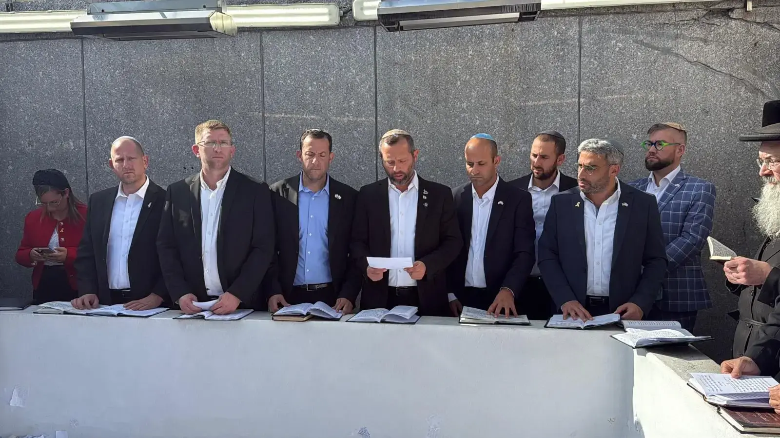 חברי המשלחת של מועצת יש"ע שהשתתפו בפגישה עם נתניהו בוושינגטון
חברי המשלחת של מועצת יש"ע שהשתתפו בפגישה עם נתניהו בוושינגטון