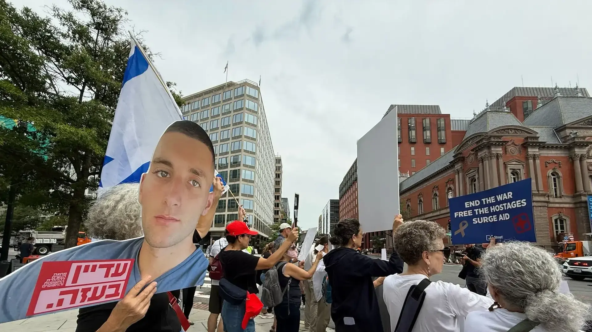 הפגנת משפחות החטופים מול שגרירות ארה"ב בוושינגטון, ארה"ב, 29 בספטמבר 2025 הפגנת משפחות החטופים מול שגרירות ארה"ב בוושינגטון, ארה"ב, 29 בספטמבר 2025