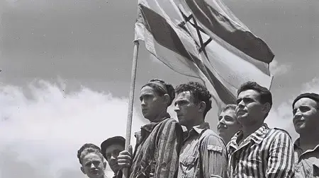 ניצולי שואה ממחנה בוכנוואלד, מגיעים באוניה "מטרואה" לנמל חיפה, יולי 1945. ניצולי שואה ממחנה בוכנוואלד, מגיעים באוניה "מטרואה" לנמל חיפה, יולי 1945.