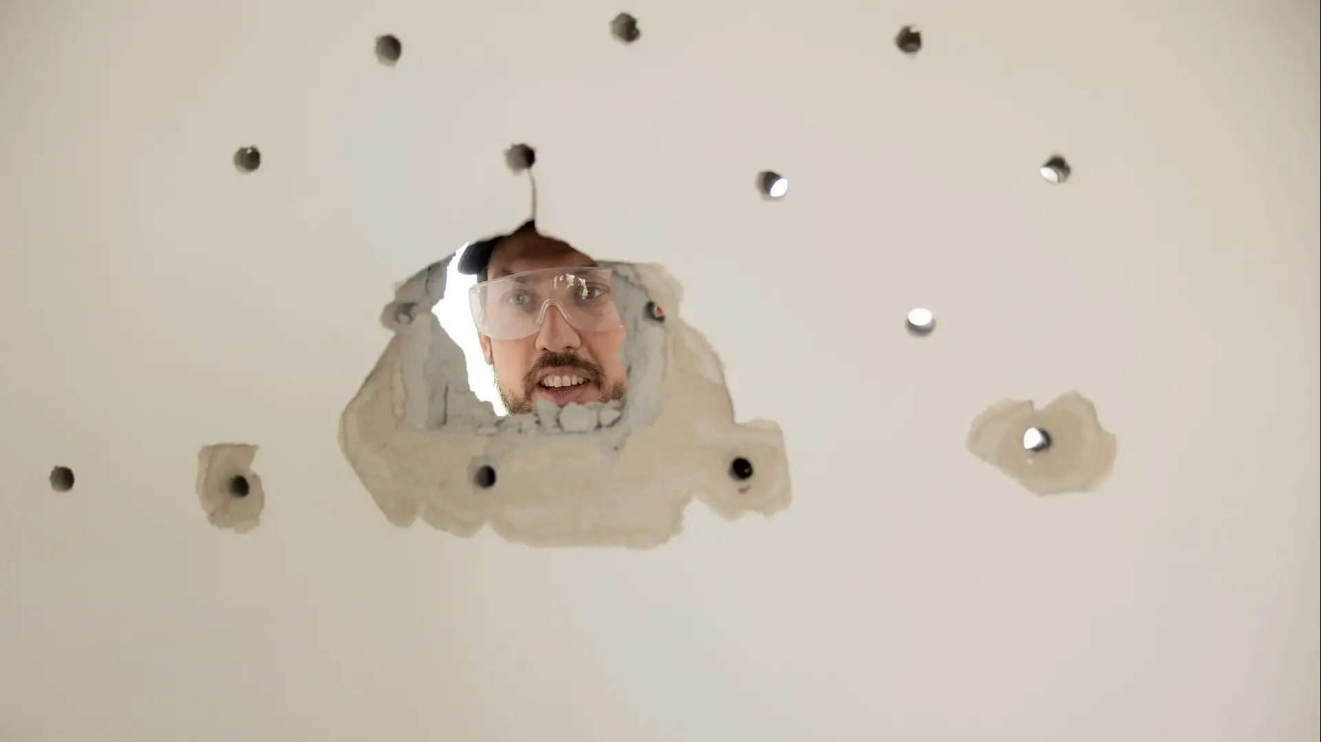 חור בקיר במהלך שיפוץ