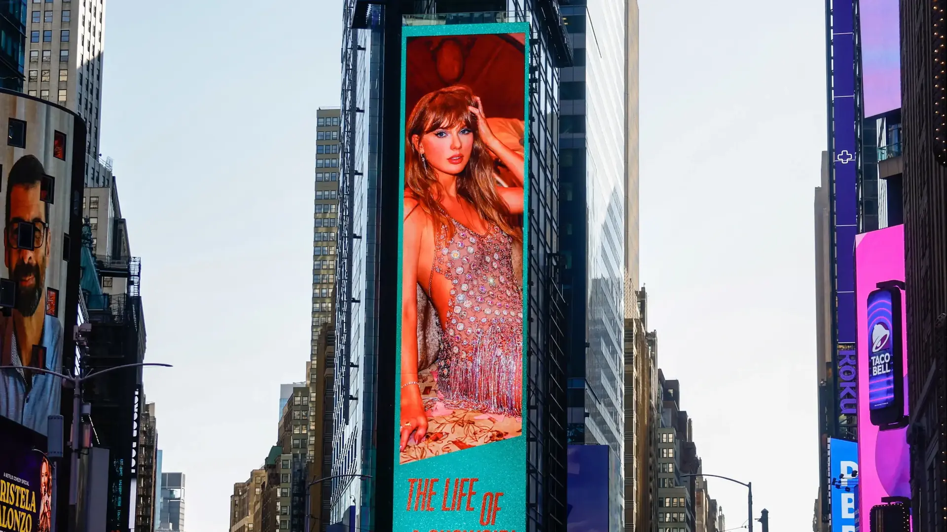 מודעת ענק לאלבום "The Life of a Showgirl" של טיילור סוויפט, טיימס סקוור, ניו יורק, 3 באוקטובר 2025 מודעת ענק לאלבום "The Life of a Showgirl" של טיילור סוויפט, טיימס סקוור, ניו יורק, 3 באוקטובר 2025