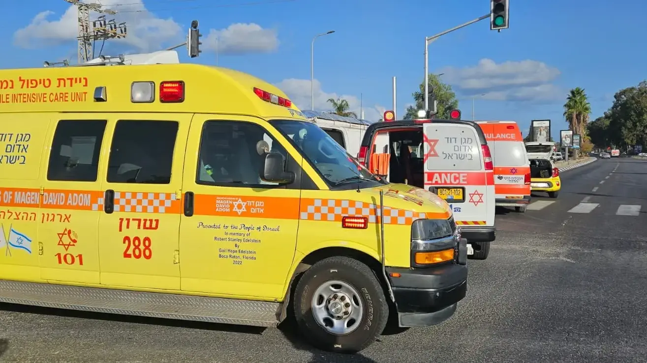 הולך רגל נפגע ממשאית ברחוב קומבה בחדרה, 5 באוקטובר 2025