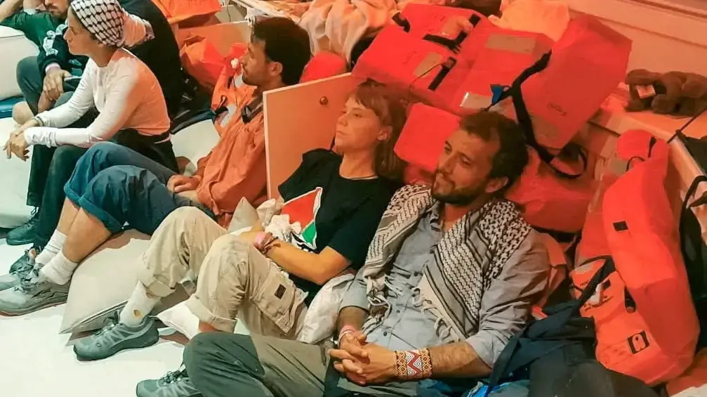 פעילי המשט "סומוד" לאחר ההשתלטות של כוחות חיל הים, 5 באוקטובר 2025