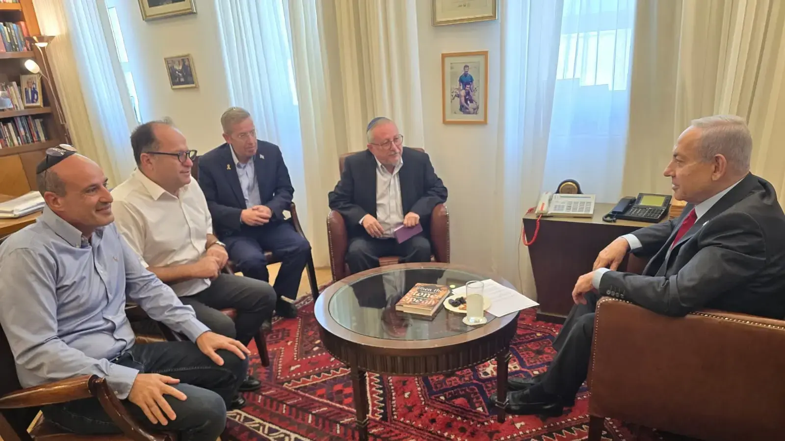 ראש הממשלה בנימין נתניהו עם הנהלת פורום הגבורה, 5 באוקטובר 2025 ראש הממשלה בנימין נתניהו עם הנהלת פורום הגבורה, 5 באוקטובר 2025