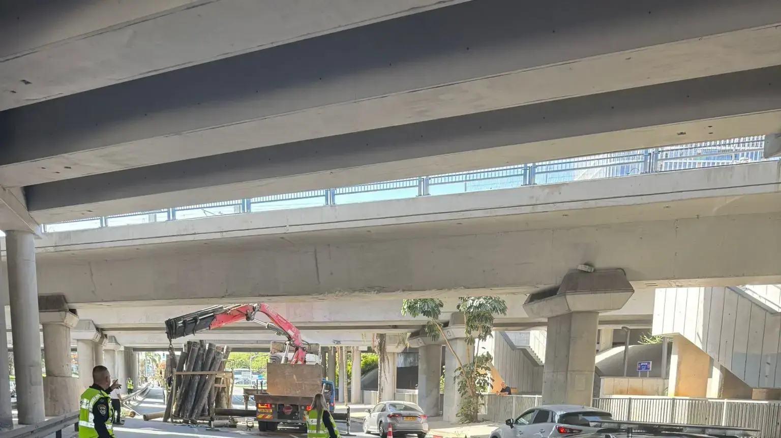 עומסי תנועה שנוצרו בכביש רוקח למערב, לאחר שמשאית פגעה בגשר רוקח עומסי תנועה שנוצרו בכביש רוקח למערב, לאחר שמשאית פגעה בגשר רוקח