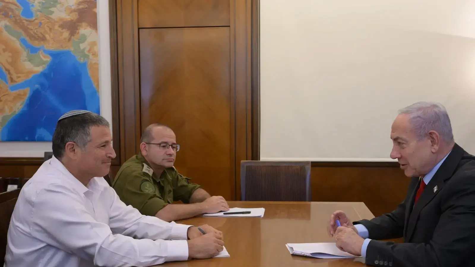 ראש הממשלה בנימין נתניהו בפגישת עבודה ראשונה עם ראש השב״כ הנכנס, דוד זיני ראש הממשלה בנימין נתניהו בפגישת עבודה ראשונה עם ראש השב״כ הנכנס, דוד זיני