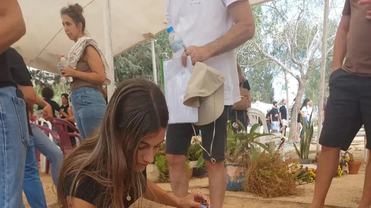 עלמה אור בחלקת הקבר השמורה לאביה, דרור אור ז"ל, בקיבוץ בארי. 6.10.25
עלמה אור בחלקת הקבר השמורה לאביה, דרור אור ז"ל, בקיבוץ בארי. 6.10.25