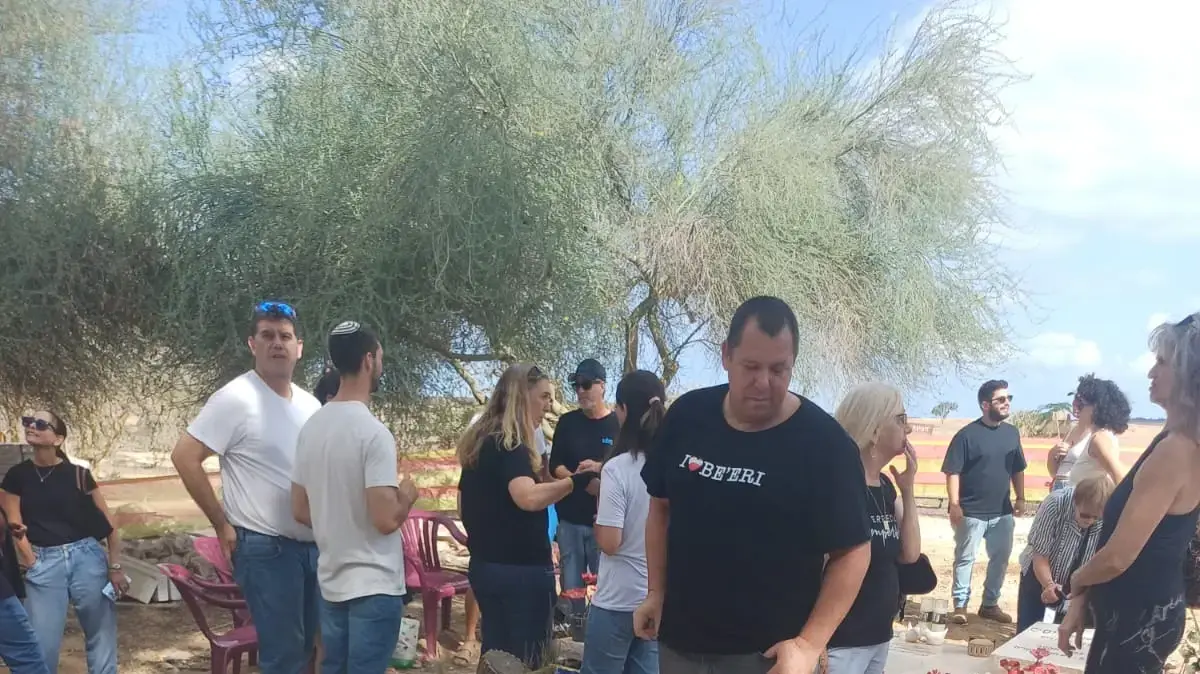 שנתיים לרצח אשתו ובנו - אבידע בכר לצד קבריהם של כרמל ודנה בכר, בקיבוץ ניר עוז. 06.10.25 שנתיים לרצח אשתו ובנו - אבידע בכר לצד קבריהם של כרמל ודנה בכר, בקיבוץ ניר עוז. 06.10.25