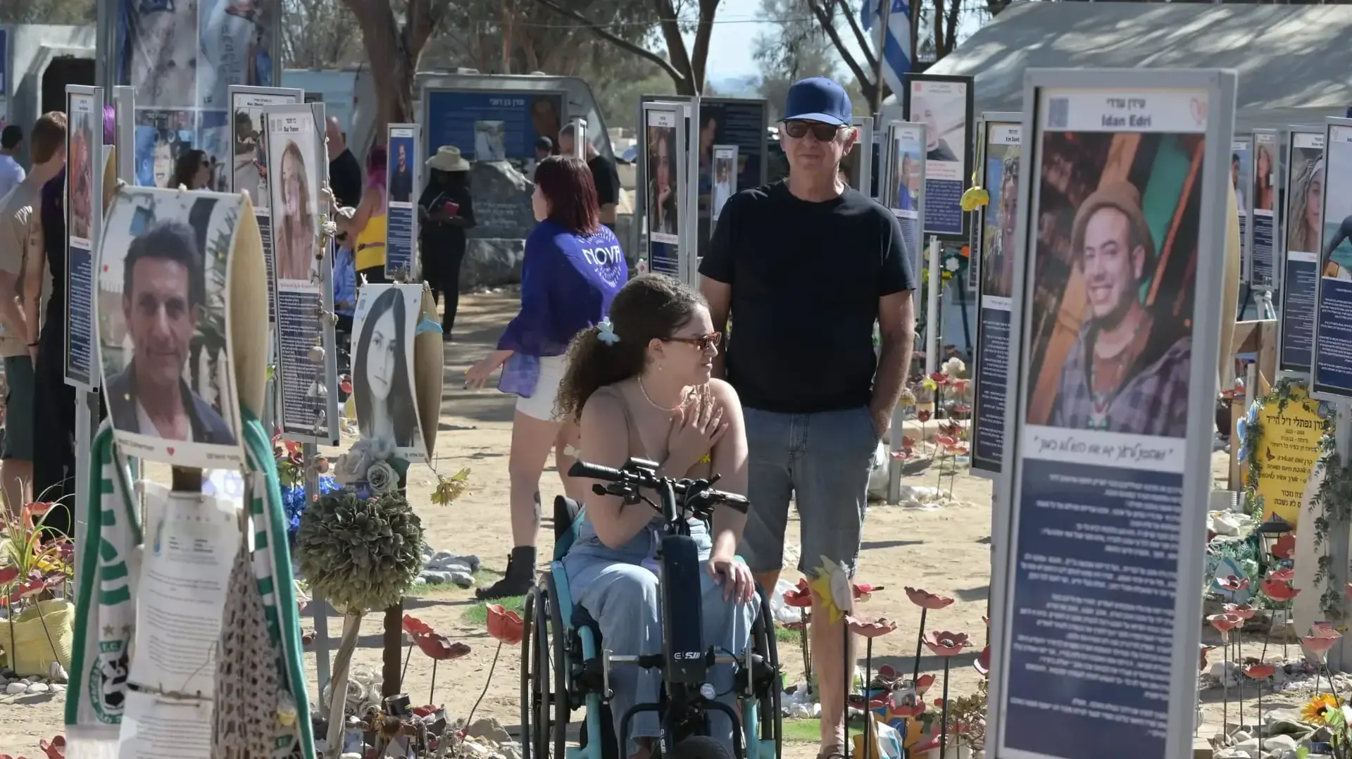 חניון קיבוץ רעים שנתיים לאחר הטבח במסיבת הנובה, 7 באוקטובר 2025 חניון קיבוץ רעים שנתיים לאחר הטבח במסיבת הנובה, 7 באוקטובר 2025