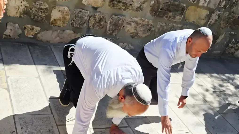 יו"ר ועדת הפנים ח"כ יצחק קרויזר ואביו הרב יהודה קרויזר, הר הבית, 8 באוקטובר 2025 יו"ר ועדת הפנים ח"כ יצחק קרויזר ואביו הרב יהודה קרויזר, הר הבית, 8 באוקטובר 2025