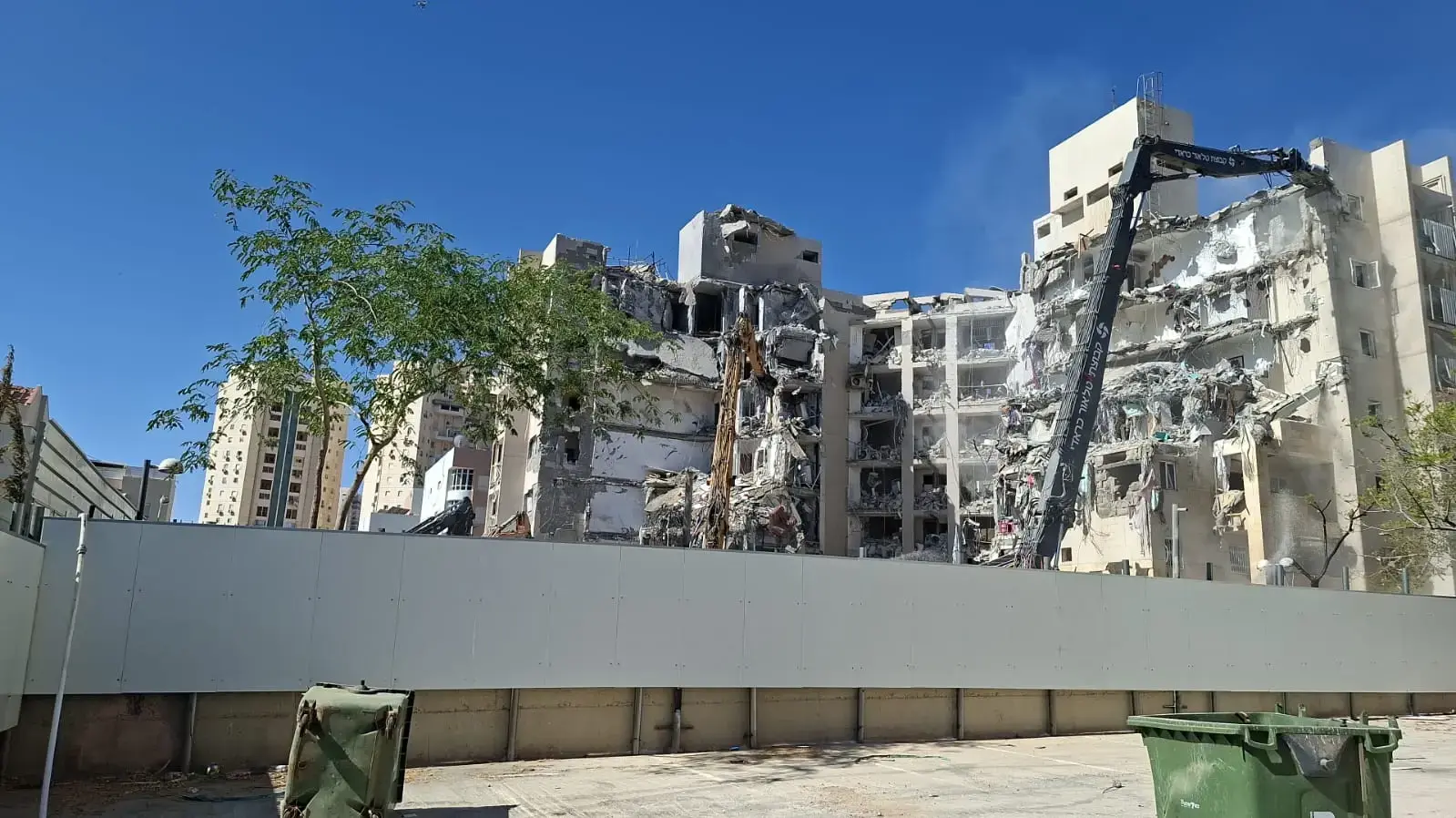 הריסה בניין המגורים שניזוק מפגיעת טיל במהלך מבצע "עם כלביא", באר שבע, 8 באוקטובר 2025 הריסה בניין המגורים שניזוק מפגיעת טיל במהלך מבצע "עם כלביא", באר שבע, 8 באוקטובר 2025