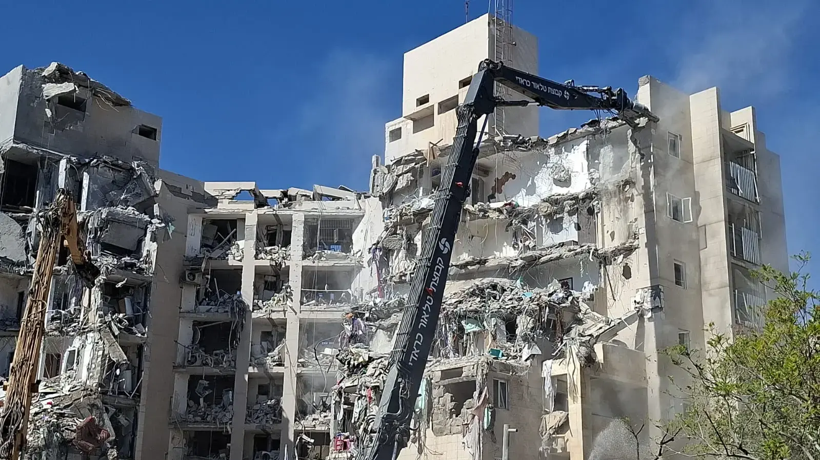 הריסה בניין המגורים שניזוק מפגיעת טיל במהלך מבצע "עם כלביא", באר שבע, 8 באוקטובר 2025 הריסה בניין המגורים שניזוק מפגיעת טיל במהלך מבצע "עם כלביא", באר שבע, 8 באוקטובר 2025