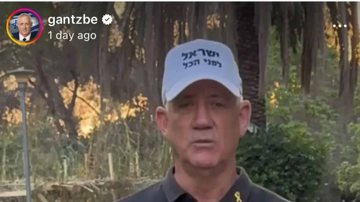 בני גנץ עם כובע בני גנץ עם כובע