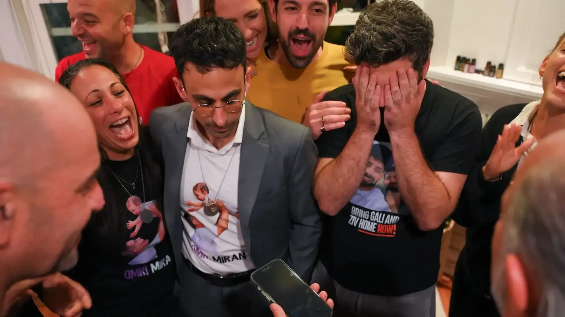 שיחת טלפון בין נשיא ארה"ב דונלד טראמפ לשורדי השבי ומשפחות החטופים בוושינגטון לאחר ההודעה על עסקה, 9 באוקטובר 2025 שיחת טלפון בין נשיא ארה"ב דונלד טראמפ לשורדי השבי ומשפחות החטופים בוושינגטון לאחר ההודעה על עסקה, 9 באוקטובר 2025