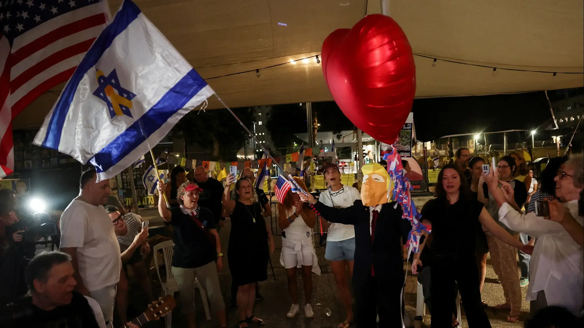 חגיגות בכיכר החטופים עם קבלת ההודעה על עסקה להשבתם, 9 באוקטובר 2025 חגיגות בכיכר החטופים עם קבלת ההודעה על עסקה להשבתם, 9 באוקטובר 2025