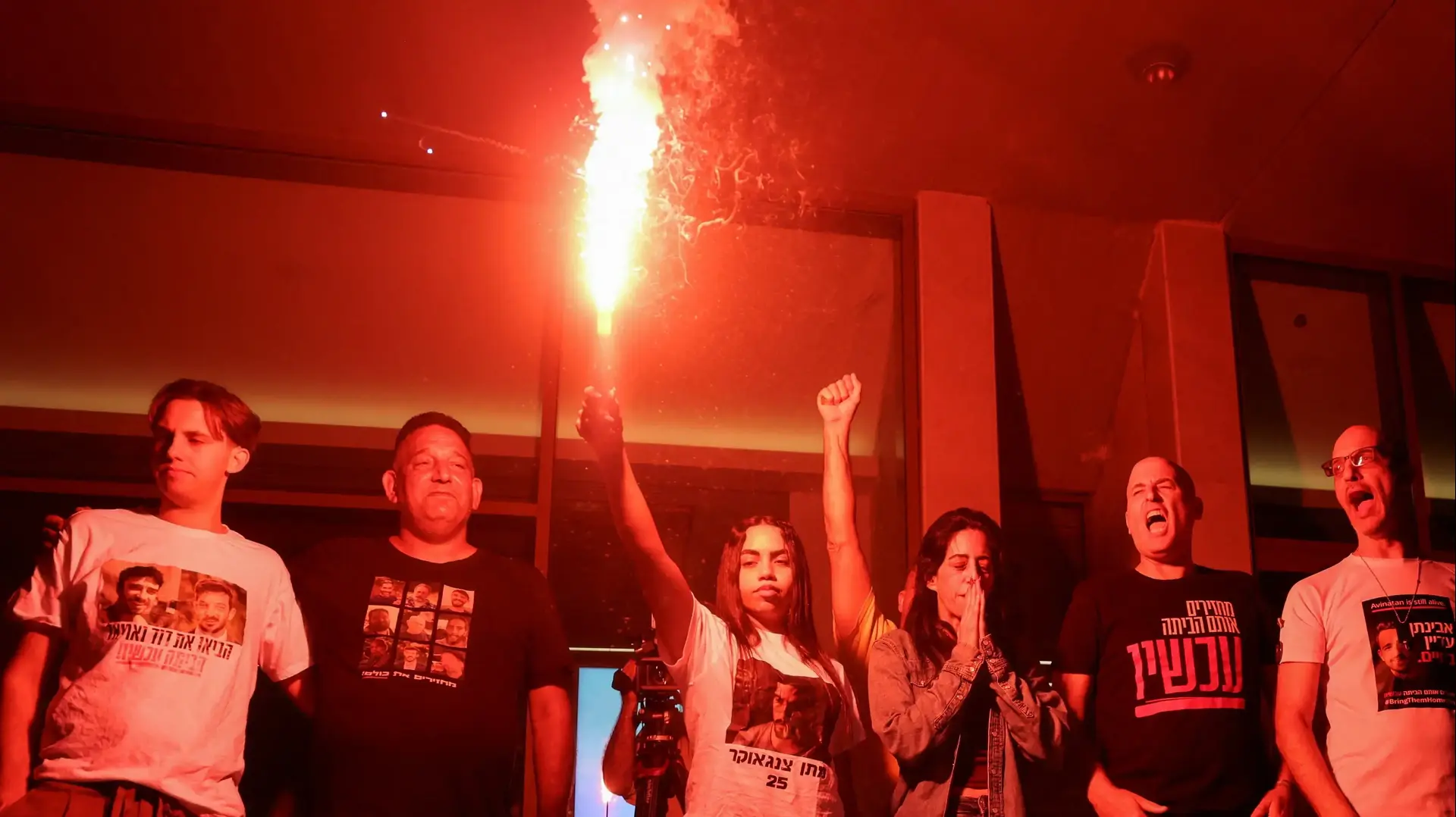 חגיגות בכיכר החטופים עם קבלת ההודעה על עסקה להשבתם, 9 באוקטובר 2025 חגיגות בכיכר החטופים עם קבלת ההודעה על עסקה להשבתם, 9 באוקטובר 2025